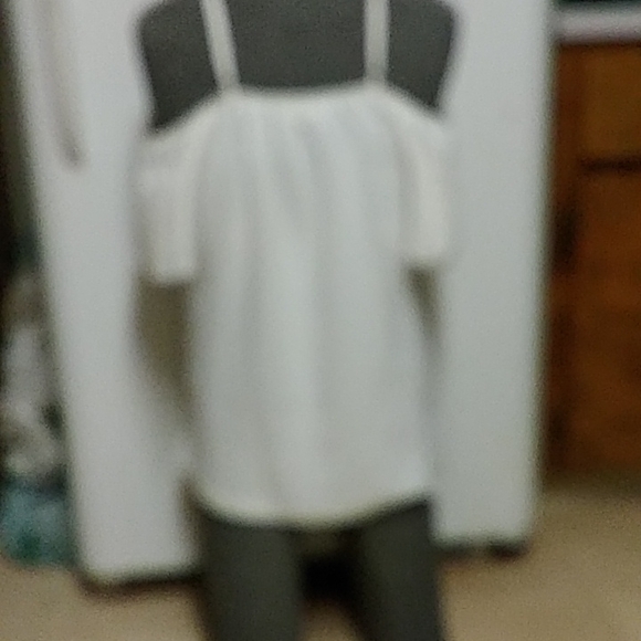 Gorgeous white embroidery top with ebellishments. - Picture 4 of 6